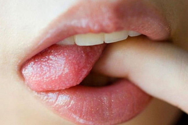 指舐めしてる時は舌もエロい！