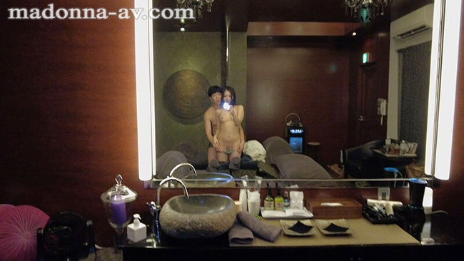 鏡の前で裸を自撮り！