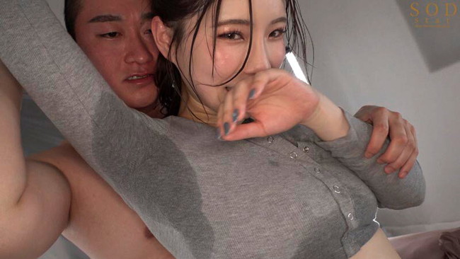 腋の汗染みる!