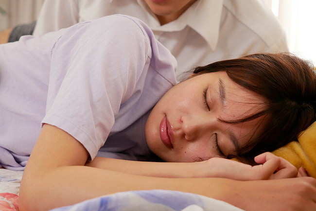 寝てるすっぴんお姉さん!