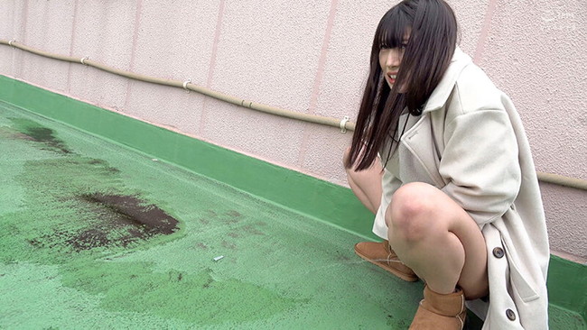 外で放尿プレイ!