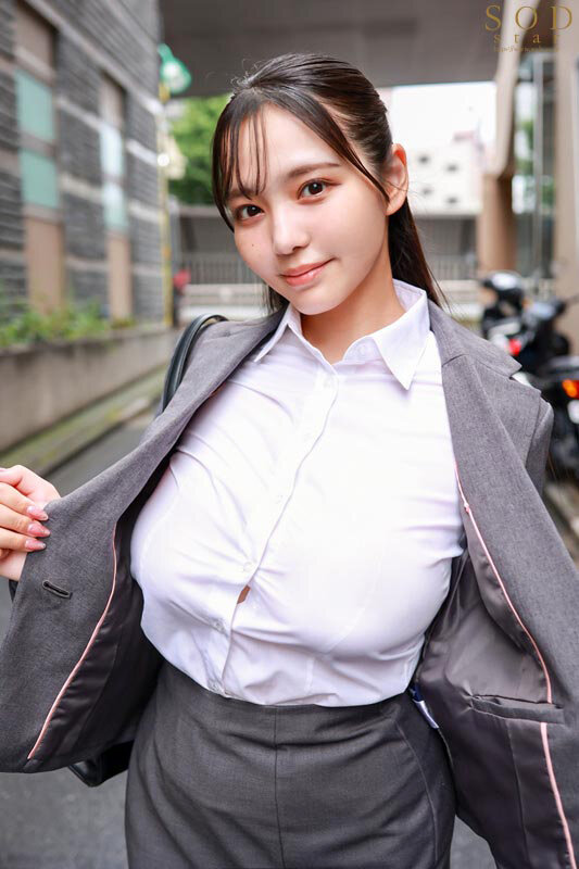 スーツで着衣巨乳!