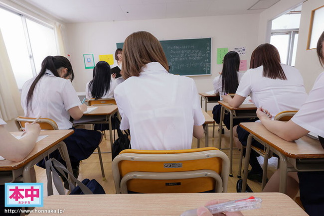 透けてるブラ紐!