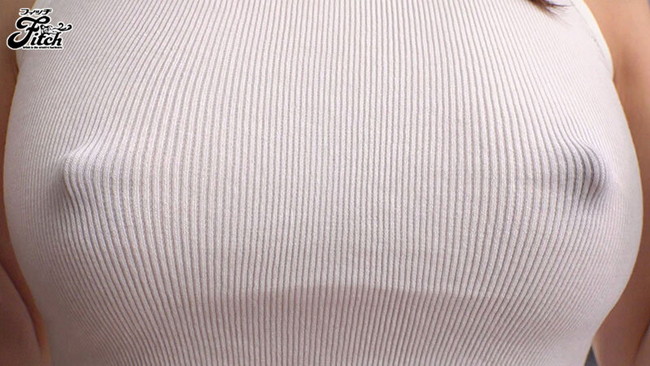 勃起乳首が浮かぶニット!