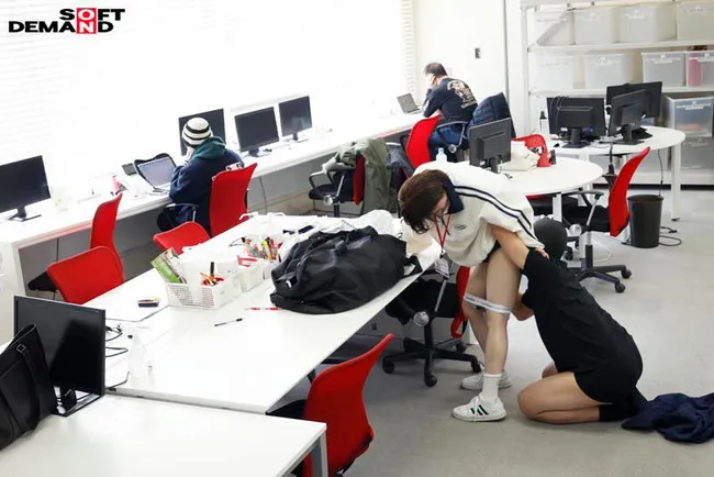 社内で立ちクンニ!