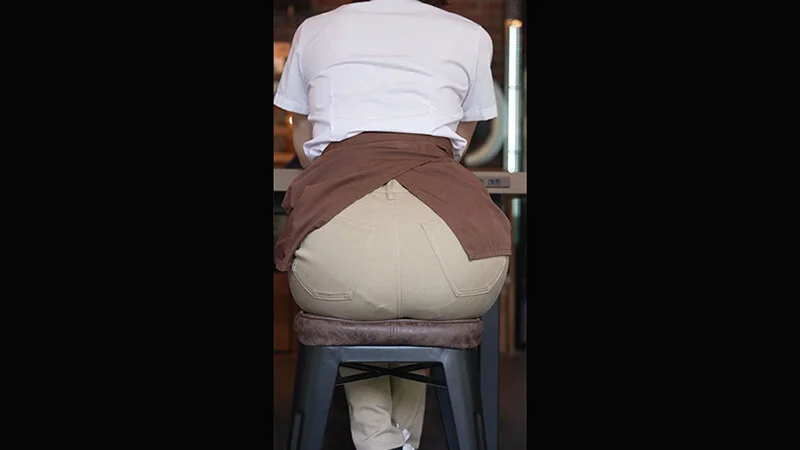 座ってる尻がエロい！