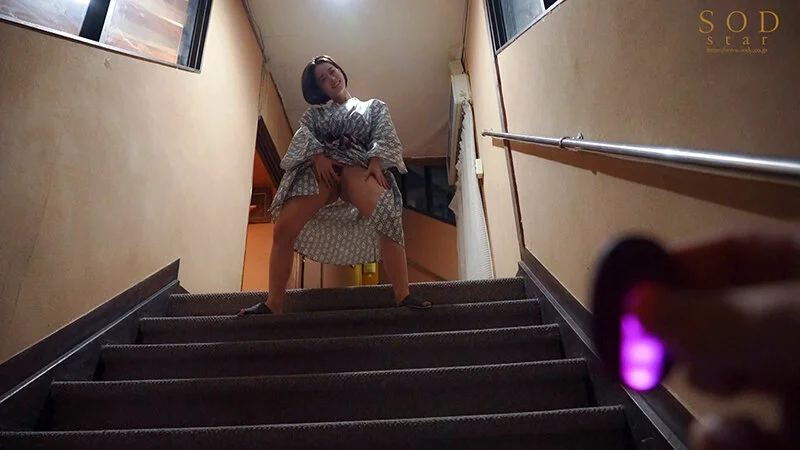 階段でローター責め!