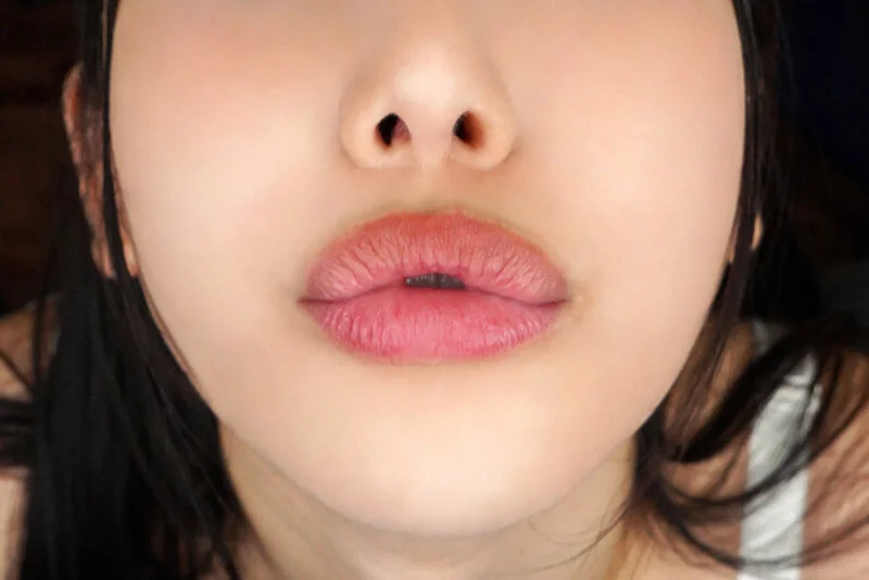 キスする唇！