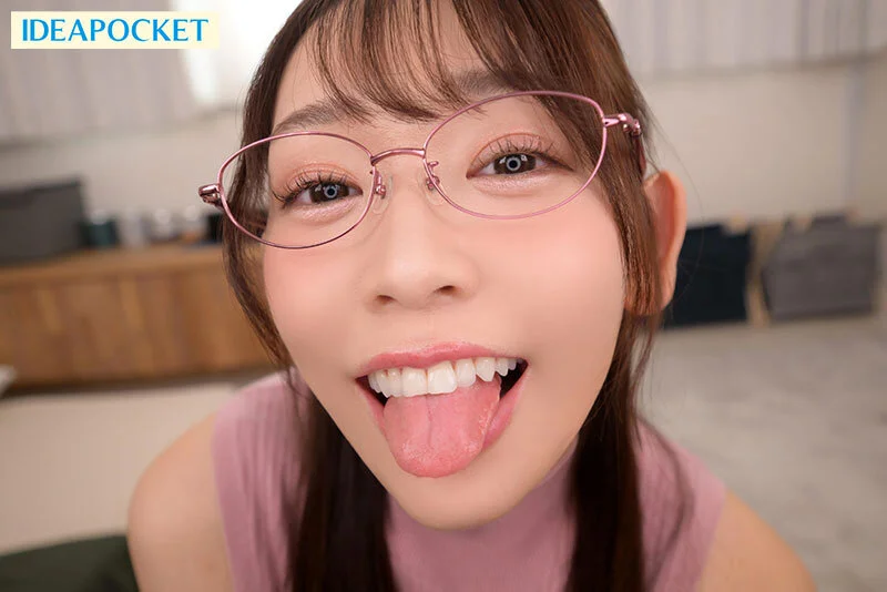 メガネ美女のベロチュー!