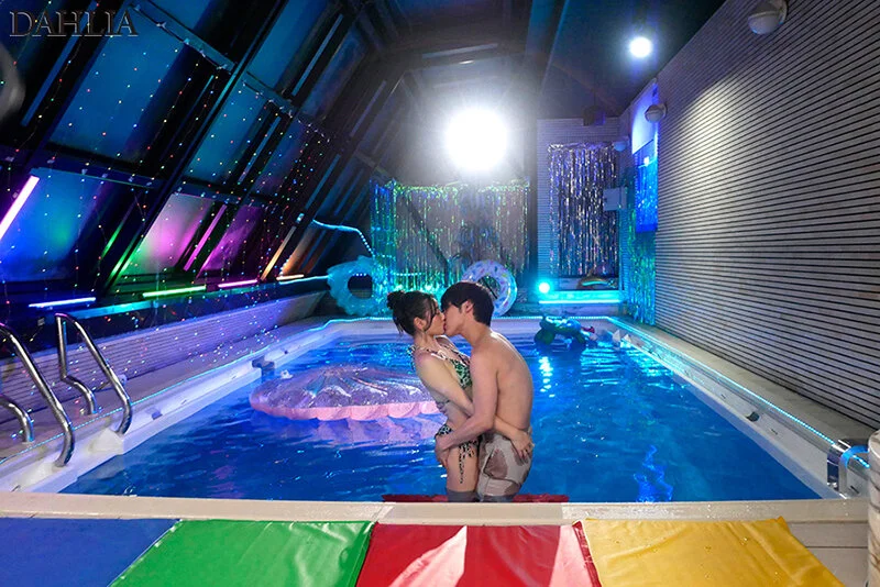 ナイトプールでイチャイチャ！