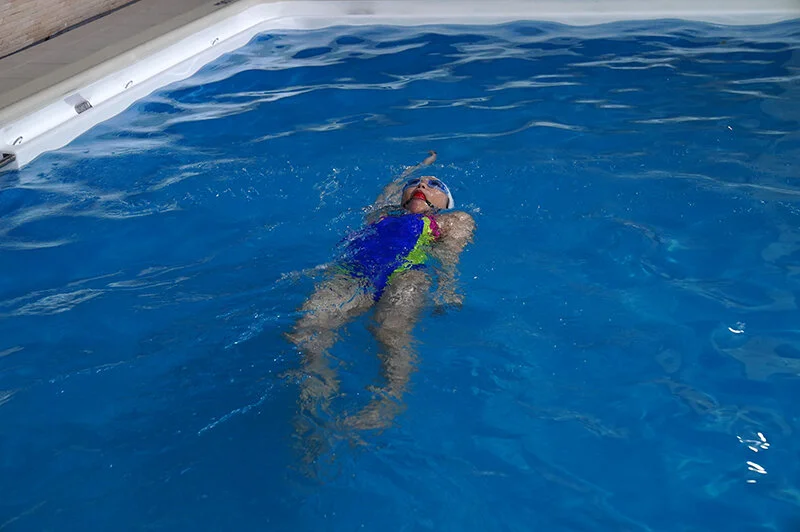 ボールギャグしながら水泳！