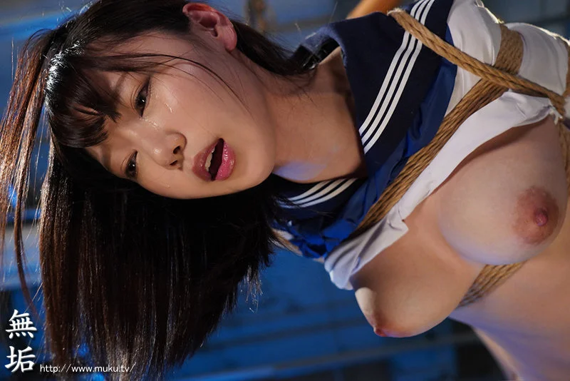 可愛いお姉さんに吊り緊縛！