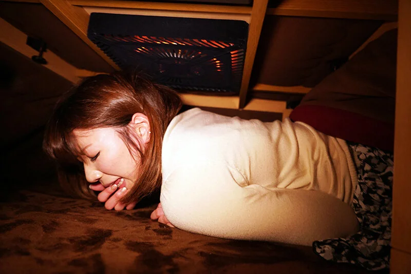 声我慢しながらこたつセックス！