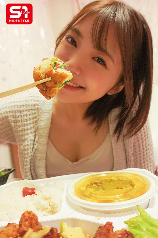 谷間見ながらお食事！