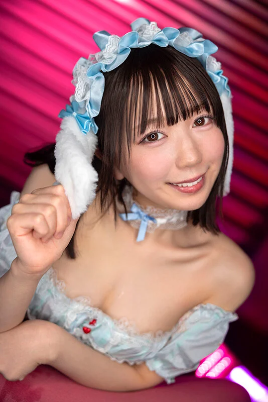 谷間見せつけ誘惑！