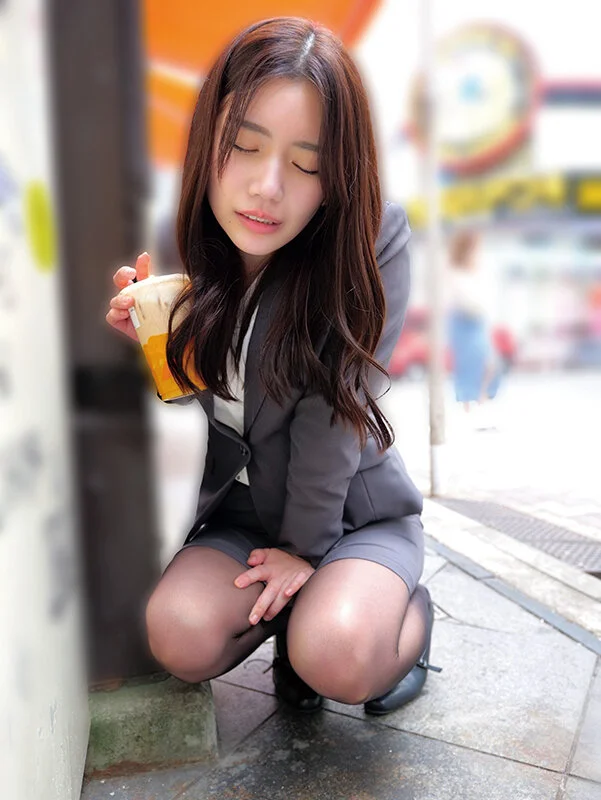 スーツ姿で感じる美女！