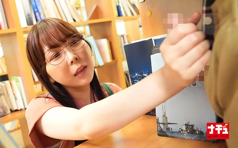 手コキしてるメガネ美女！