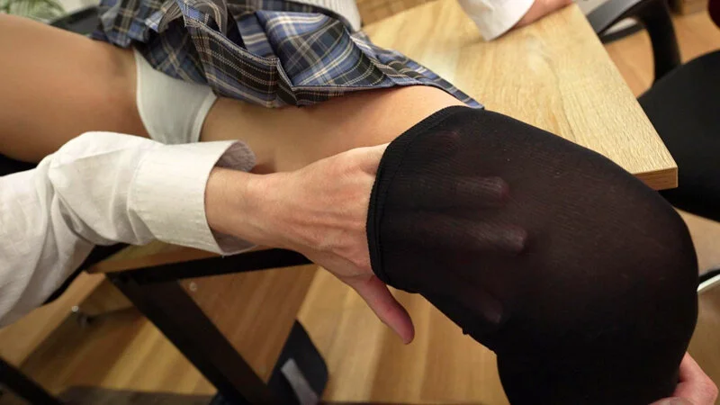 ニーハイソックスに手を入れると…