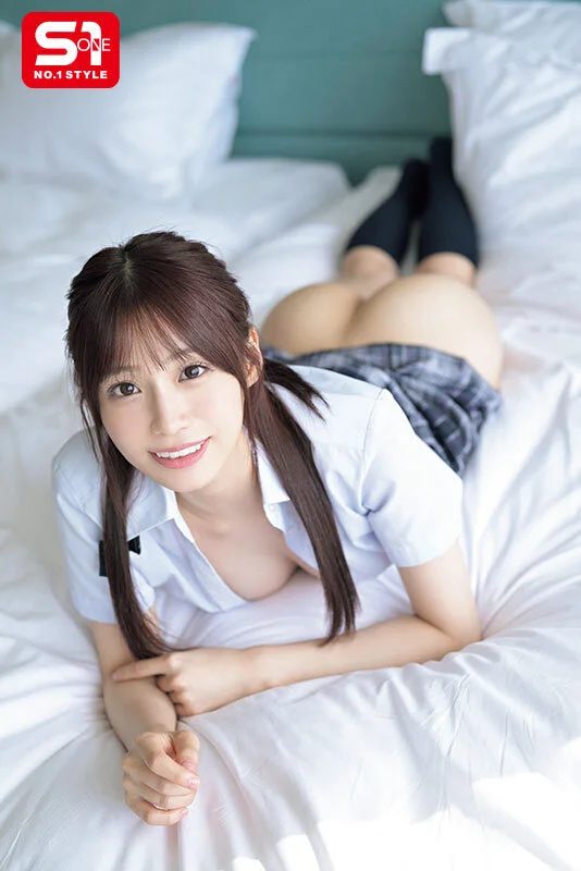 寝転ぶ美女の尻がかわいい！