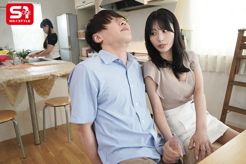 隠れて手コキ！