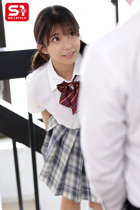 上目遣いで見つめる女子校生！