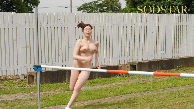 走り高跳び全裸で！