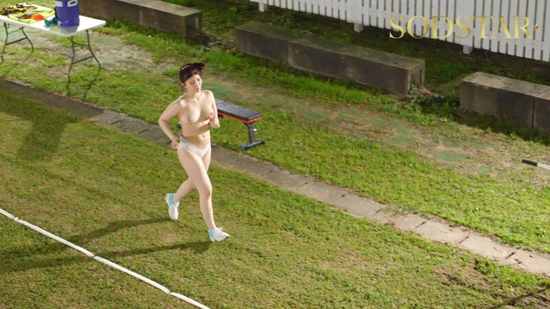 裸で走るお姉さん！