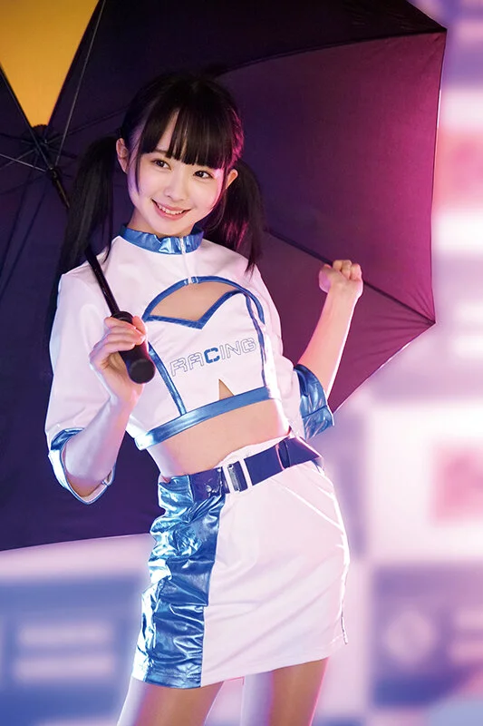 大胆なコスチュームがそそる！