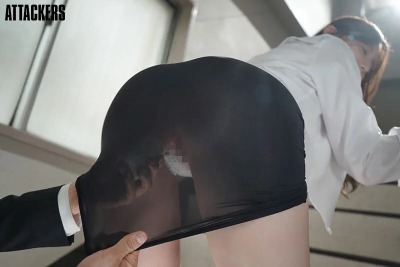 タイトスカートが透けてTバック！