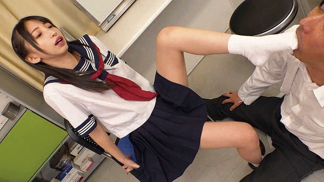 セーラー服姿の女子校生に強制的に足を舐めさせられる！