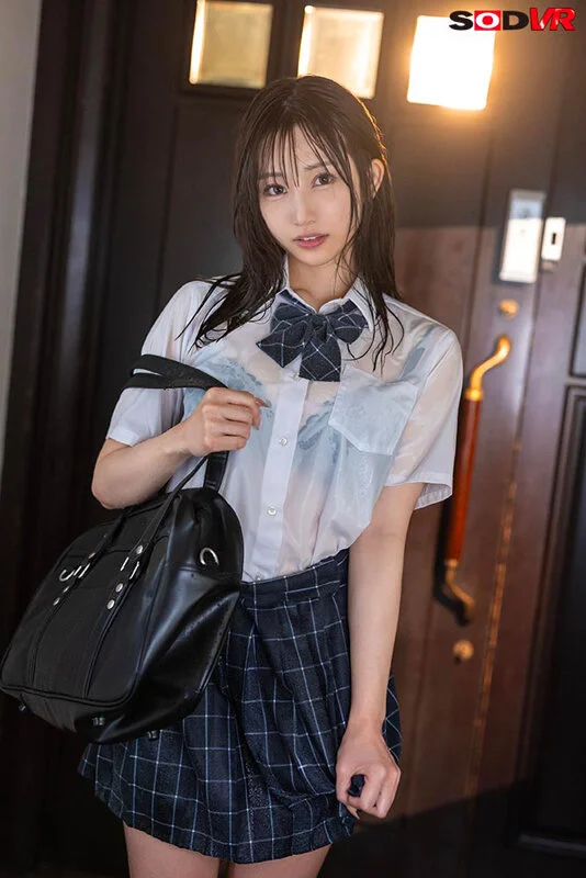 ブラジャー透けて見えてる美女！