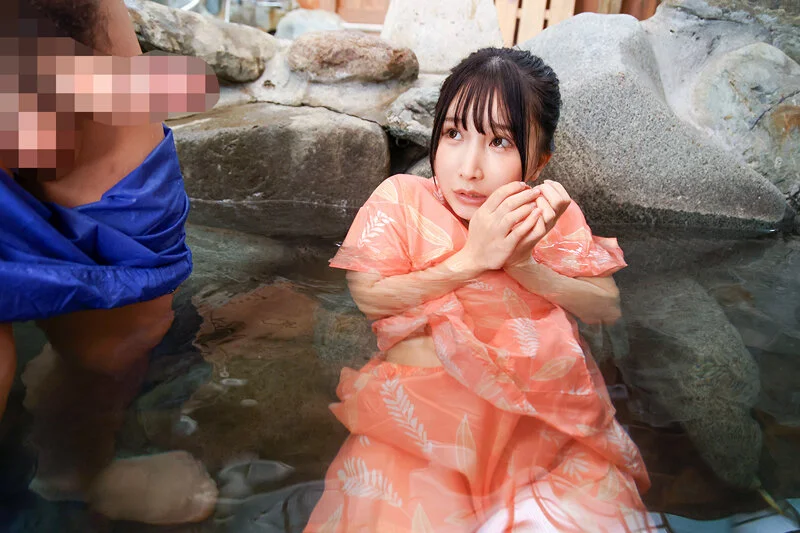 温泉で勃起ちんこ見せつけ！