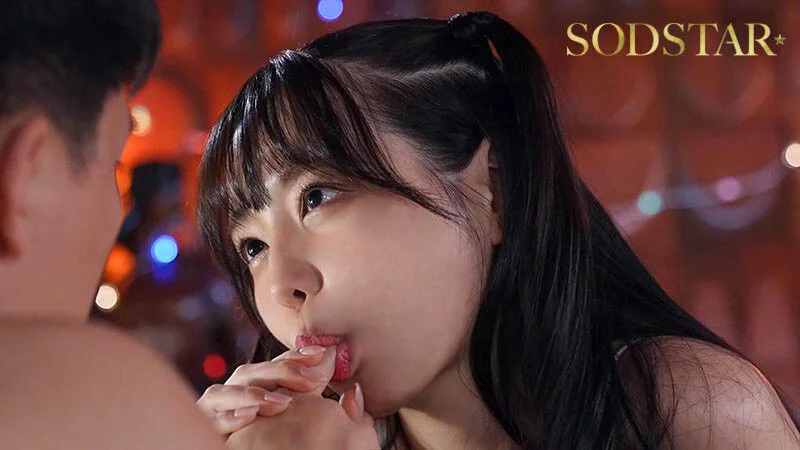 見つめながら指フェラ！