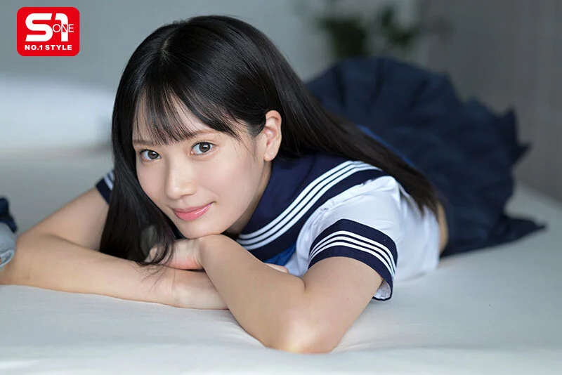 セーラー服姿の美女！