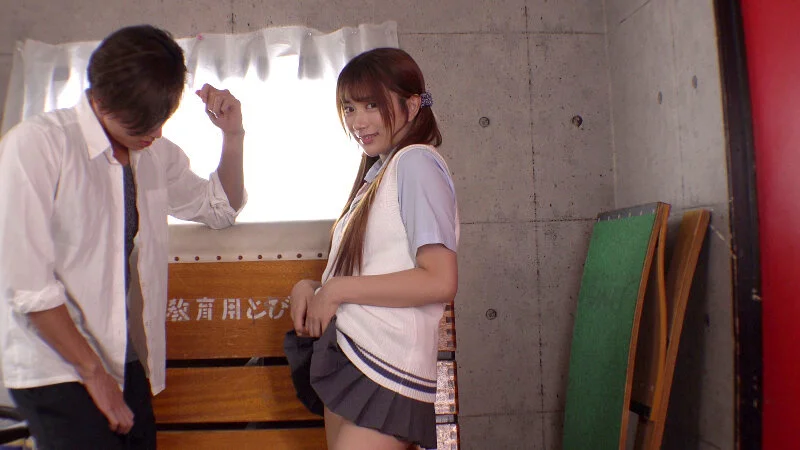 目の前でスカート捲り！