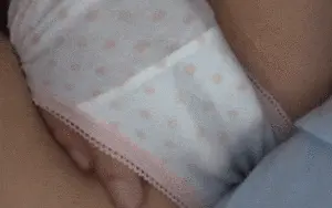 水玉パンティの中で手マン！