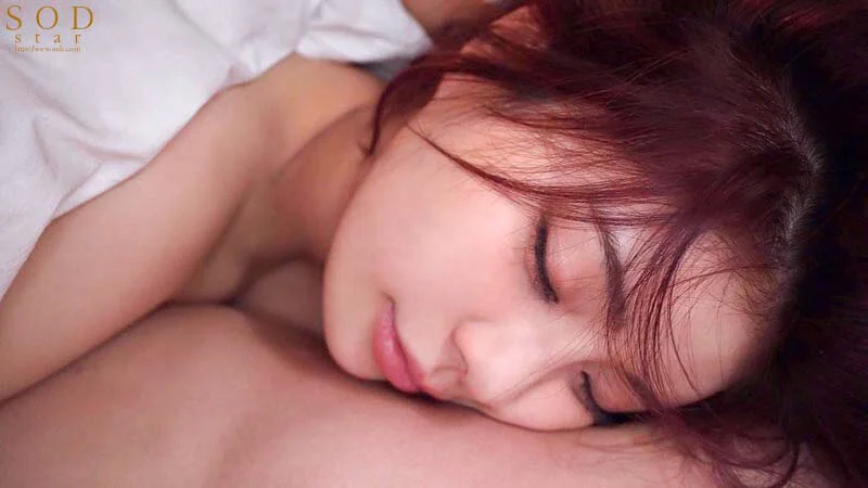 密着する美女！