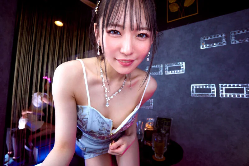 谷間見せつけ！