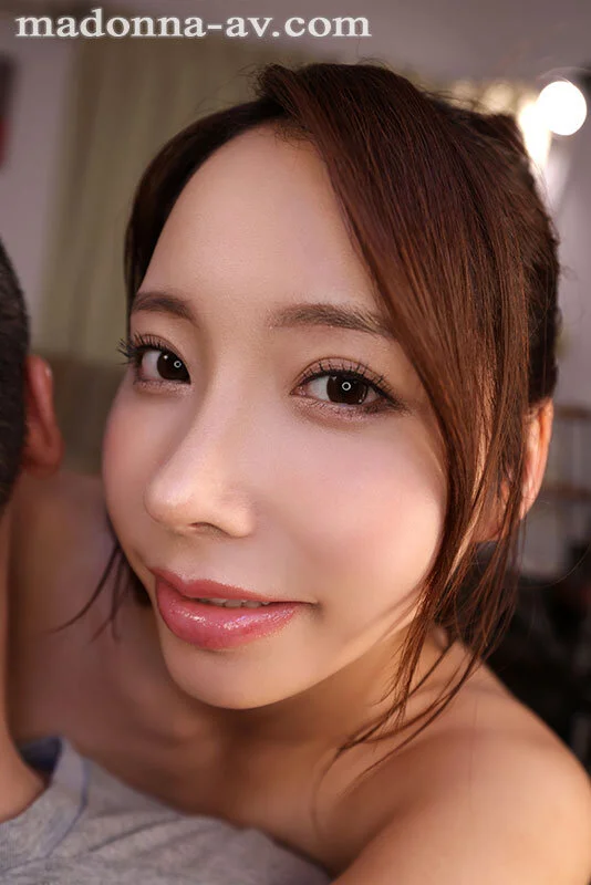 密着する美女！