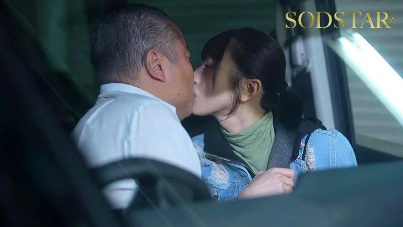 運転席でディープキス！
