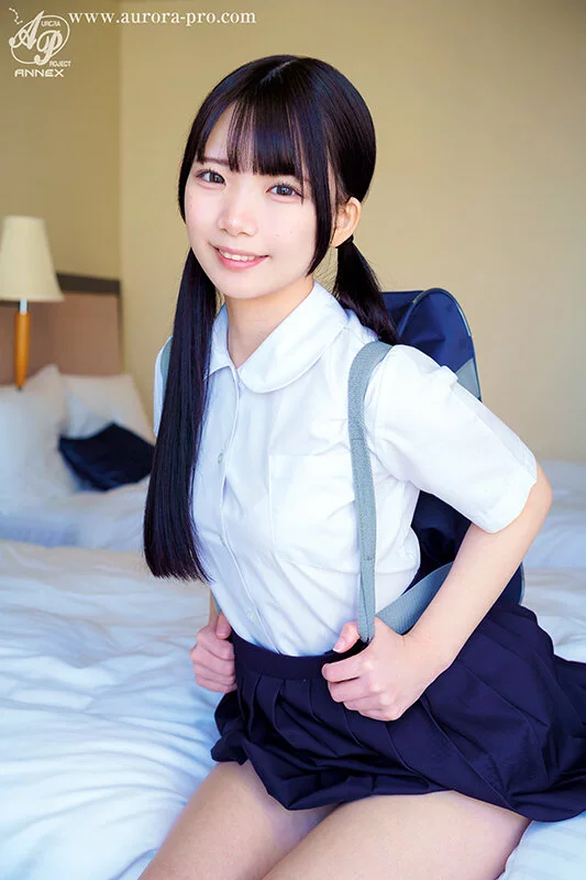 ミニスカートから太もも！