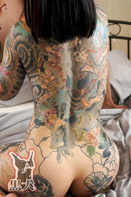背中には刺青！