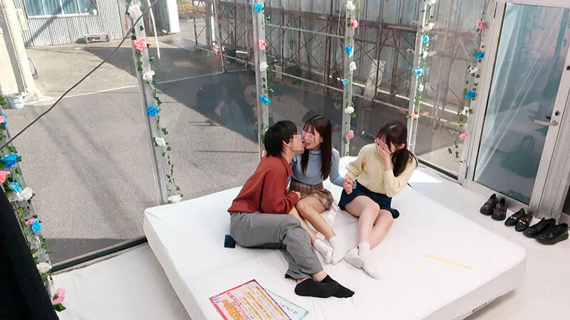 マジックミラーに囲まれてディープキス！