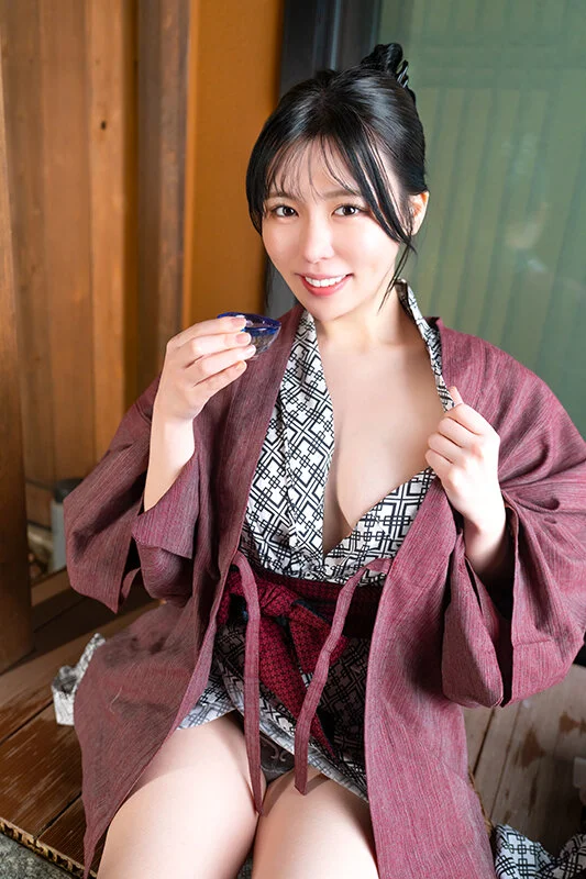 胸元見せつける美女！