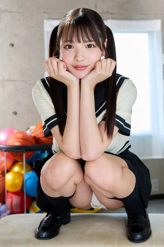 しゃがみパンチラセーラー服姿で！