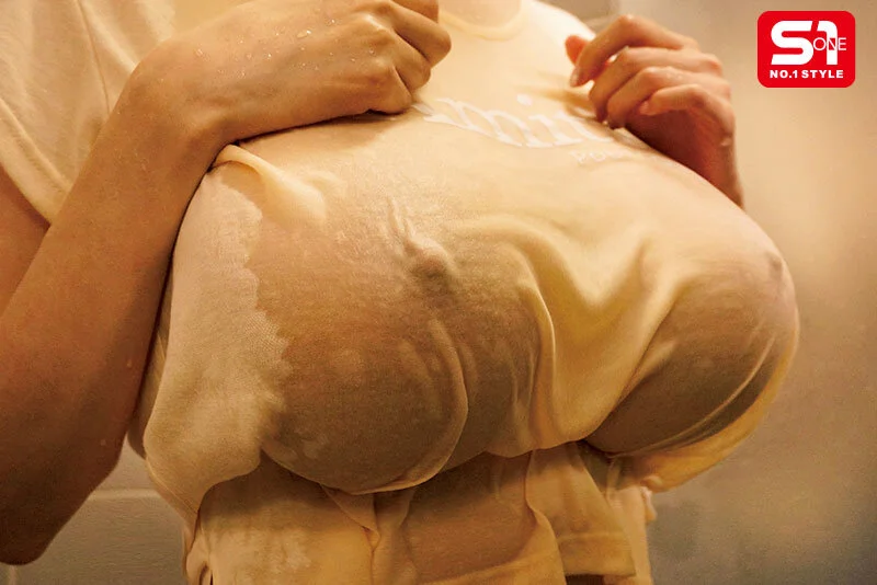 濡れたノーブラ着衣巨乳！