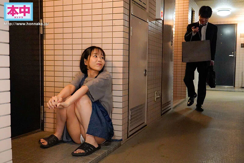 パンチラ体育座り！