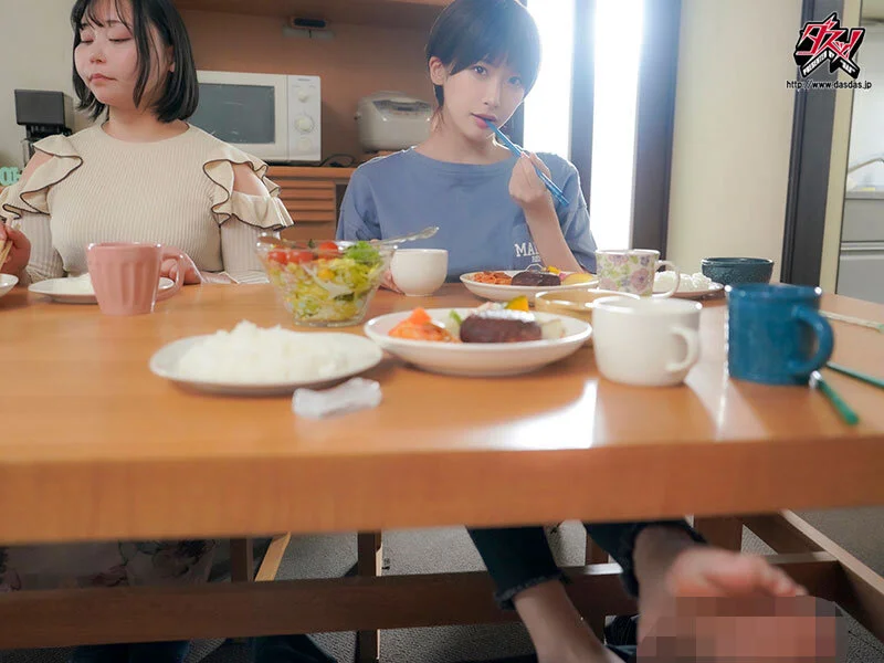 食事しながら足コキ！