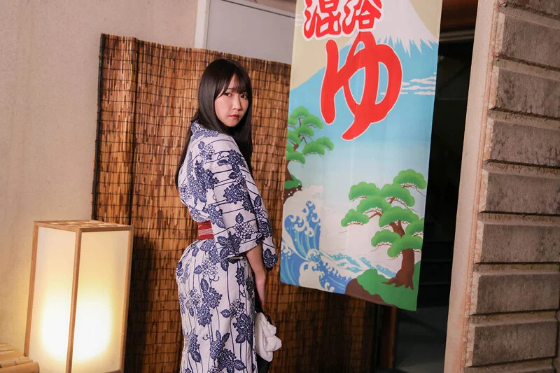 混浴に入っていくお姉さん！
